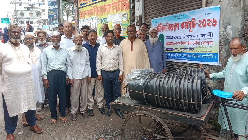 সাতক্ষীরায় মধুবাগ আবাসিক এলাকা উন্নয়ন কমিটির উদ্যোগে ডাস্টবিন বিতরণ 